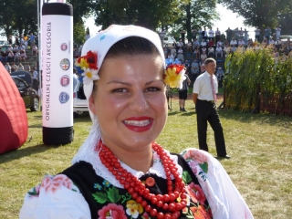 Een danseres in klederdracht van de regio Wielkopolska