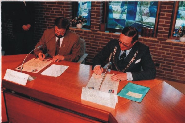 In 1995 werd het protocol ondertekend tussen de toenmalige gemeente Maartensdijk en de gemeente Mieścisko. Linkks