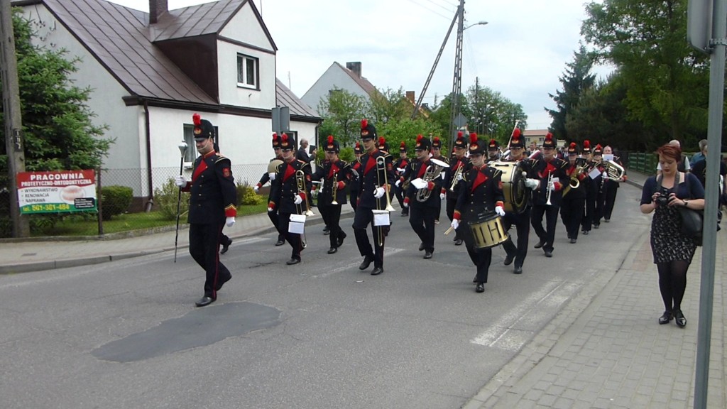 Koninklijke Biltse Harmonie begeleidt de feeststoet naar het Dom Kultury