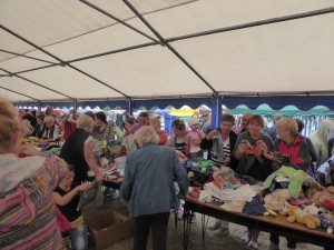 Ieder jaar weer houden Razemvrijwilligers in Mieścisko een markt voor goede doelen daar.